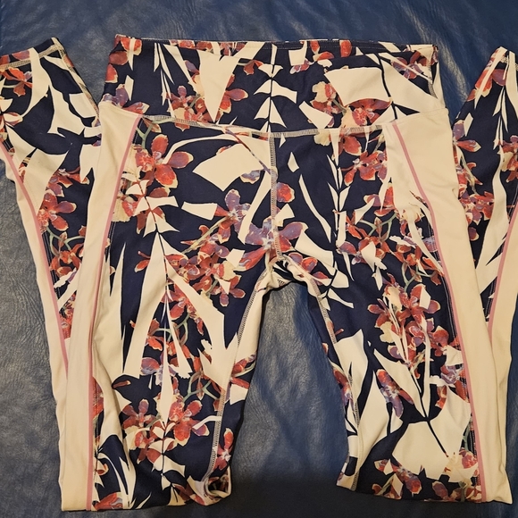 Fablistics, great shape almost new - Picture 2 of 3